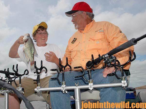 Guide Steve McCadams Plants Brush and Stake Beds for Crappie - John In The  WildJohn In The Wild