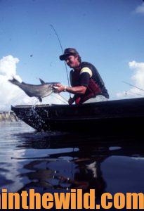 Drift Fishing and Slow Trolling For Catfish Below Dams - John In