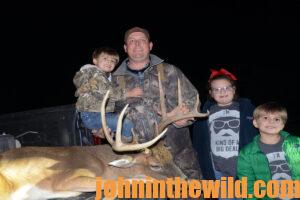 Lamar Boyd and his kids pose with his downed deer